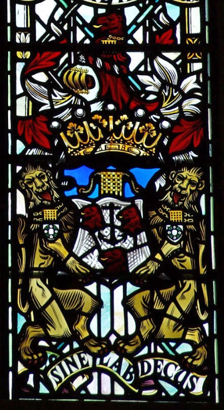 Stainless glass of a coat of arms. In the centre, three Lion's Heads erased Gules, in chief an Anchor erect Sable, on a Chief wavy Azure, a Portcullis with chains. On top of this portcullis is a crown. The Coat of Arms is carried by two lions with the portcullis symbol on their neck. The motto reads: sine lab decus.